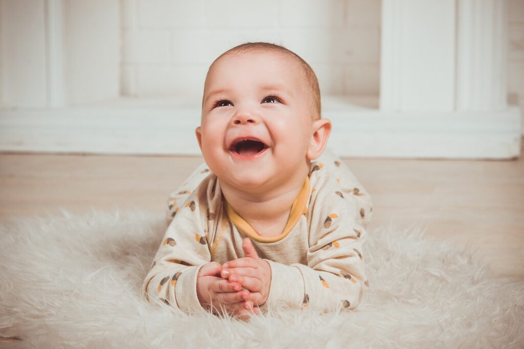 Sfeerbeeld van een lachende baby als referentie voor 10x de leukste baby cadeaus!