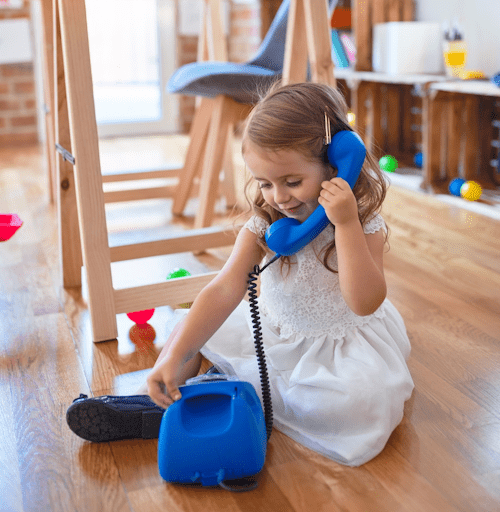 Sfeerbeeld van een meisje met telefoon als symbool om contact op te nemen met Cadeausvoorkids.com