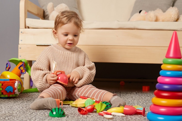 Spelend kind van 2 jaar als referentie voor een leuk cadeau voor een kind van 2 jaar