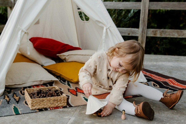 Spelende peuter als referentie voor 10x de leukste cadeaus voor een kind van 3 jaar