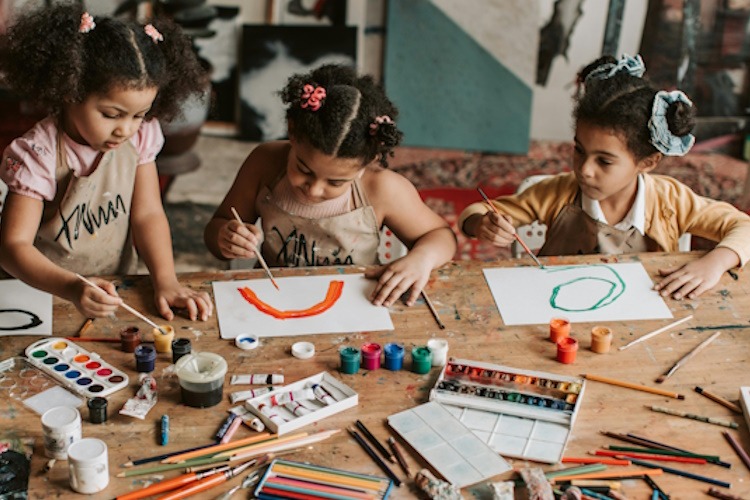 Spelende kinderen als referentie voor 10x de leukste cadeaus voor een kind van 5 jaar