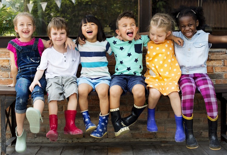 Spelende kinderen als referentie voor 10x de leukste cadeaus voor een kind van 6 jaar